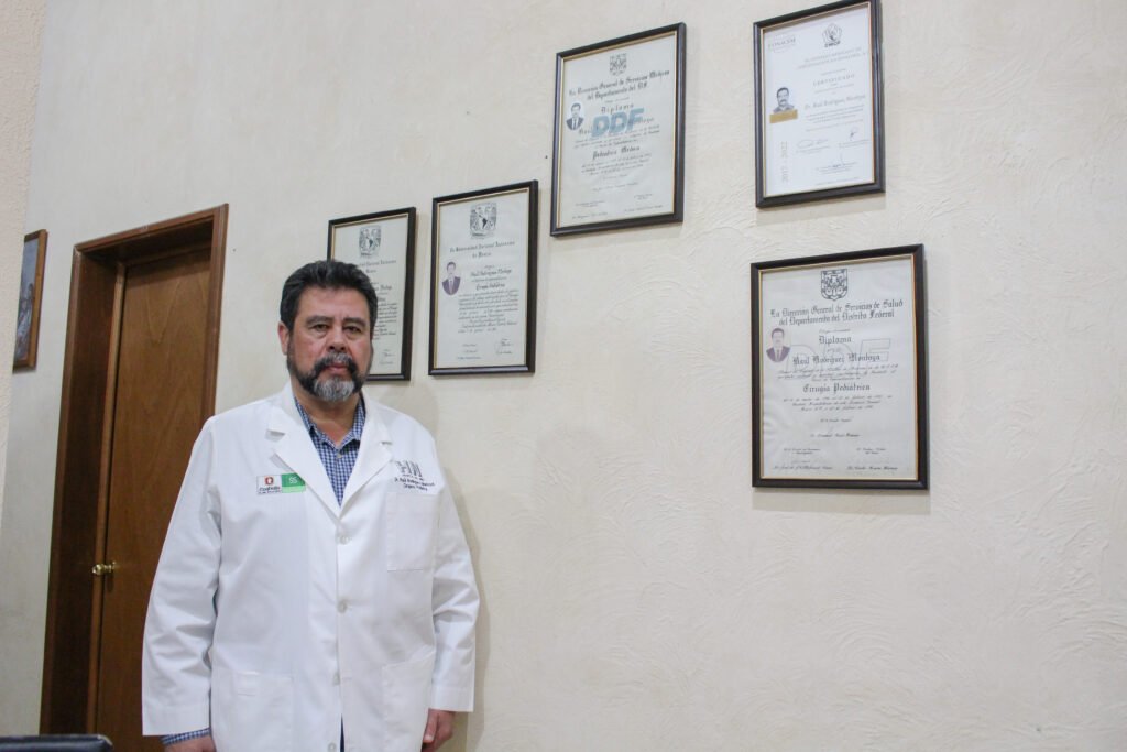 El doctor Raúl Rodríguez Montoya mostrando algunos de sus diplomas, certificaciones y reconocimientos que ha recibido a lo largo de los años.